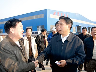 原湖南省常委、副省長徐憲平與彭琪董事長親切握手